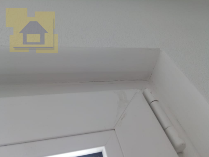Приёмка квартиры в ЖК Калейдоскоп: Трещины на стыках откосов и рамы окна