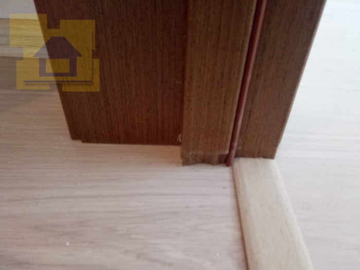 Приёмка квартиры в ЖК Калейдоскоп: Дверная коробка подрезана снизу не ровно