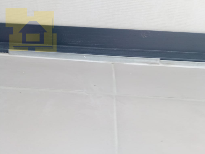 Приёмка квартиры в ЖК Калейдоскоп: Железный профиль выступает из пола на 12 мм