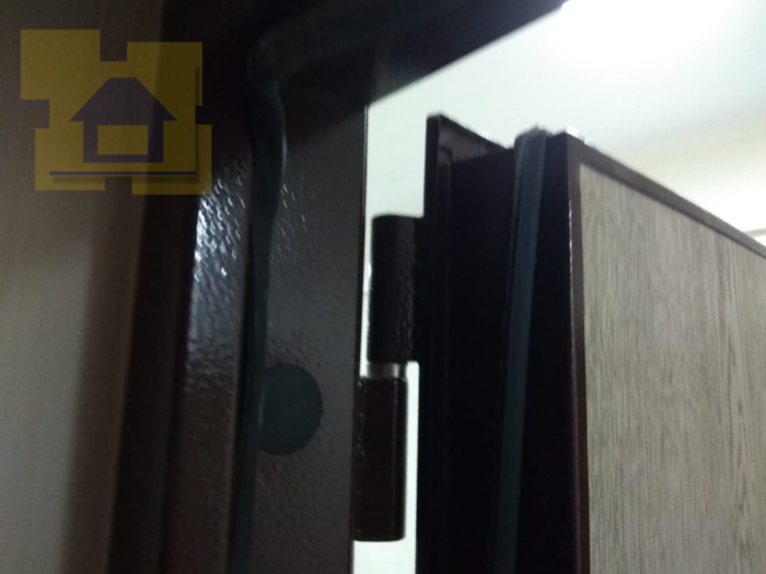 Приёмка квартиры в ЖК Краски Лета: Уплотнительная резинка входной двери не приклеена
