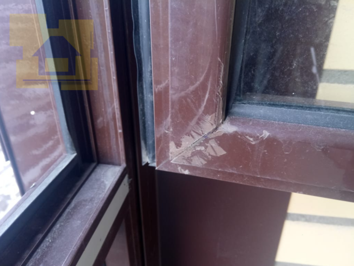 Приёмка квартиры в ЖК Две Столицы: Профиль отрезан коротко, щели замазаны герметиком