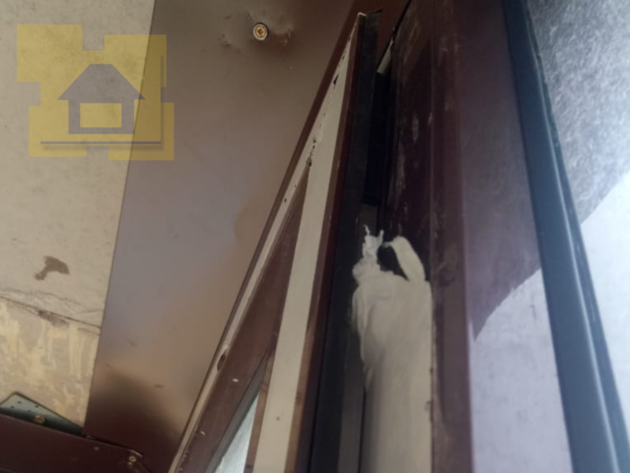 Приёмка квартиры в ЖК Две Столицы: Фасадное окно установлено не ровно, в закрытом состоянии сверху щель 12 мм