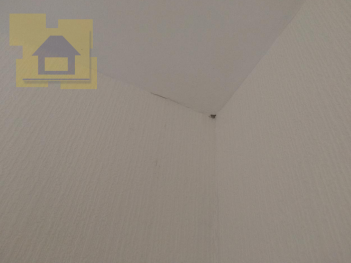 Приёмка квартиры в ЖК Весна 3: Скол шпатлевки на потолке
