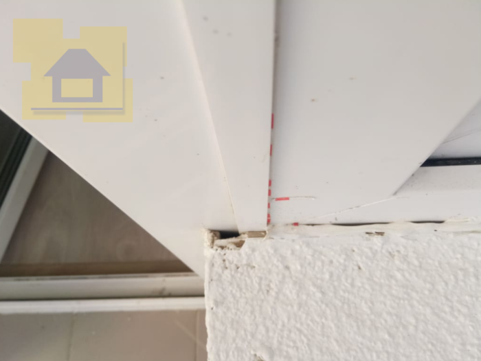 Приёмка квартиры в ЖК Калейдоскоп: Примыкание балконного блока и фасадной стены, щели