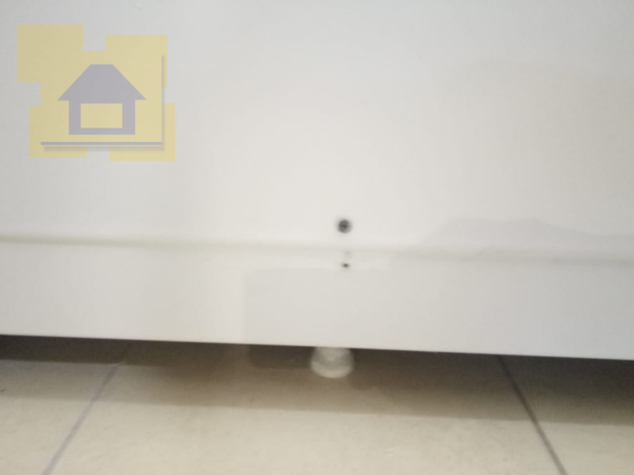 Приёмка квартиры в ЖК Калейдоскоп: Много лишних отверстий в экране ванны, черные саморезы (будут ржаветь)