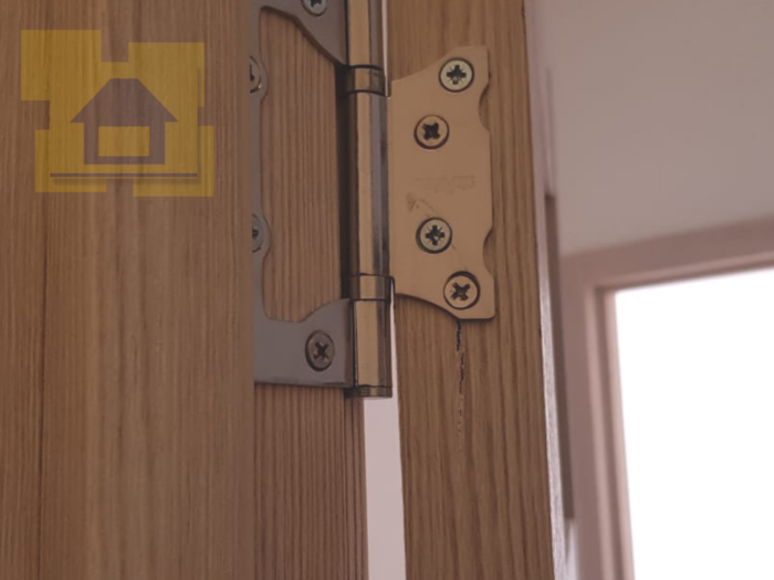 Приёмка квартиры в ЖК Светлановский: Лопнувшее дверное полотно под петлями