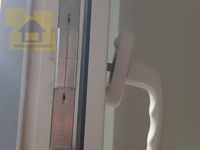 Приёмка квартиры в ЖК Светлановский: Ручка оконной створки не прикручена