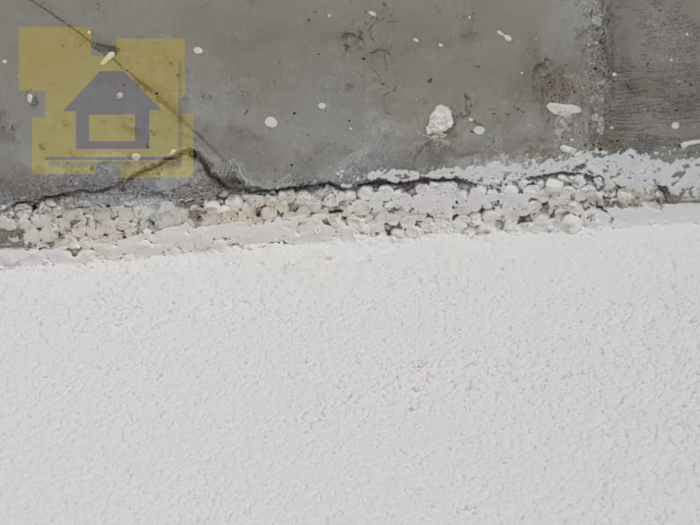 Приёмка квартиры в ЖК Вернисаж: Пенопласт в потолке на балконе