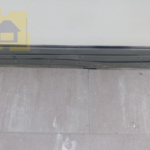 Приёмка квартиры в ЖК Светлановский: В примыкании плитки и нащельника не замазанные щели, нащельник изогнут