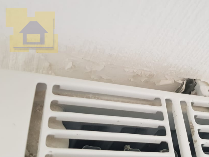 Приёмка квартиры в ЖК Новое Янино: За радиатором отопления отсуствуют обои 