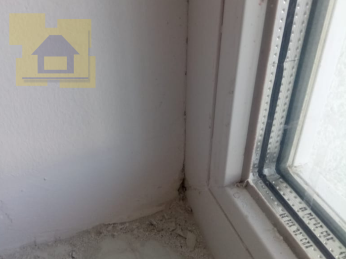 Приёмка квартиры в ЖК Светлановский: Сколы шпаклевки в примыкании оконной рамы и откосов
