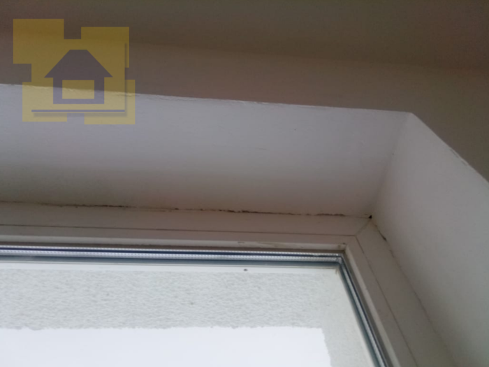 Приёмка квартиры в ЖК Светлановский: Сколы шпаклевки в примыкании оконной рамы и откосов