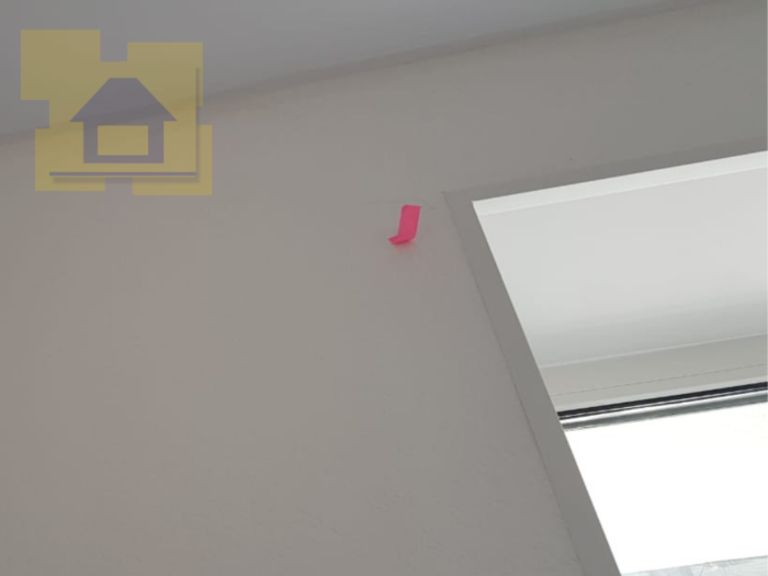Приёмка квартиры в ЖК Граффити: Трещина по штукатурке в левом верхнем оконном проёме
