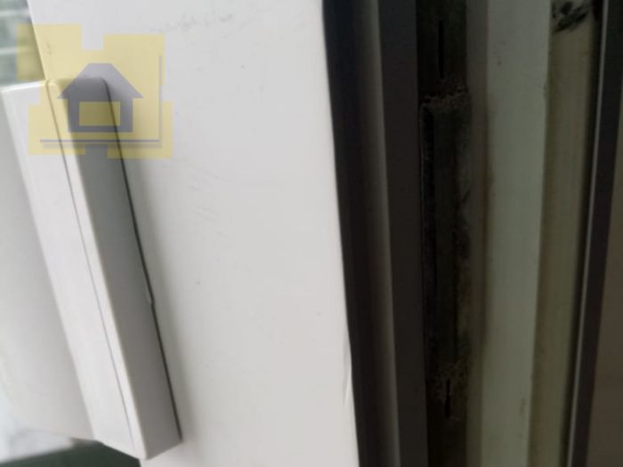 Приёмка квартиры в ЖК Светлановский: Царапины на профиле балконной двери