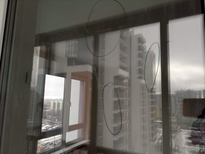 Приёмка квартиры в ЖК Калейдоскоп: Множество царапин на стеклопакете