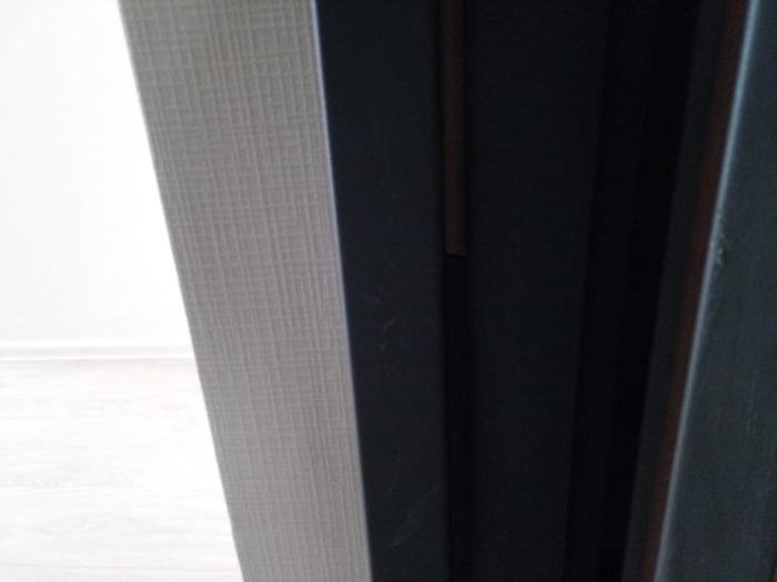 Приёмка квартиры в ЖК Калейдоскоп: Уплотнитель входной двери разного цвета и порван