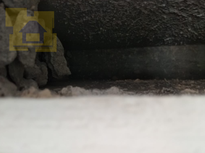 Приёмка квартиры в ЖК Полюстрово Парк: Окно вентиляции забито строительным мусором