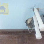Приёмка квартиры в ЖК Я-Романтик: Дыра в стене возле выводов труб, отсутствует заглушка канализации