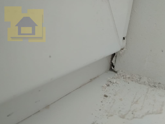 Приёмка квартиры в ЖК 4YOU: Примыкание откоса к профилю окна, щель 1 см , инфильтрация воздуха
