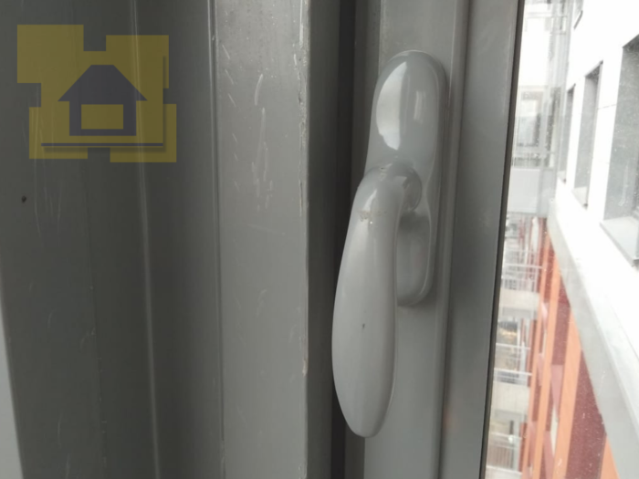 Приёмка квартиры в ЖК Дом на Обручевых: Сколы и царапины на ручке окна