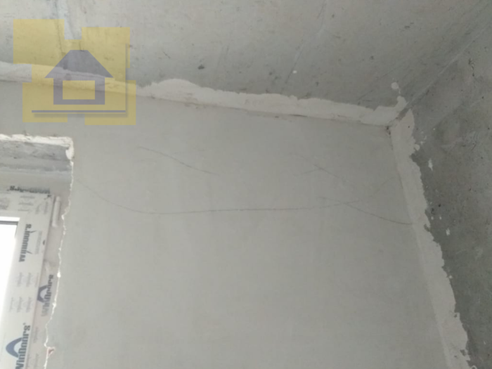 Приёмка квартиры в ЖК Дом на Обручевых: Отслоение штукатурки по фасадной стене