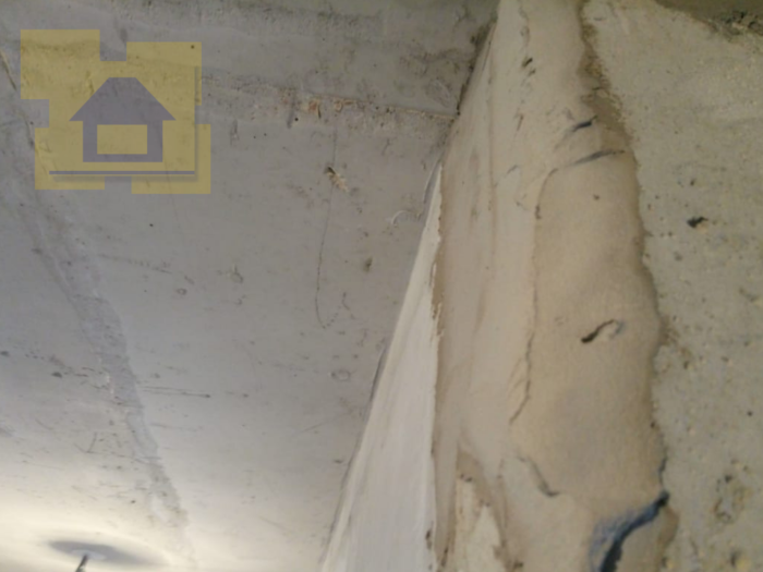 Приёмка квартиры в ЖК Правый Берег 3: Скол ребра бетона, местная неровность более 10 мм