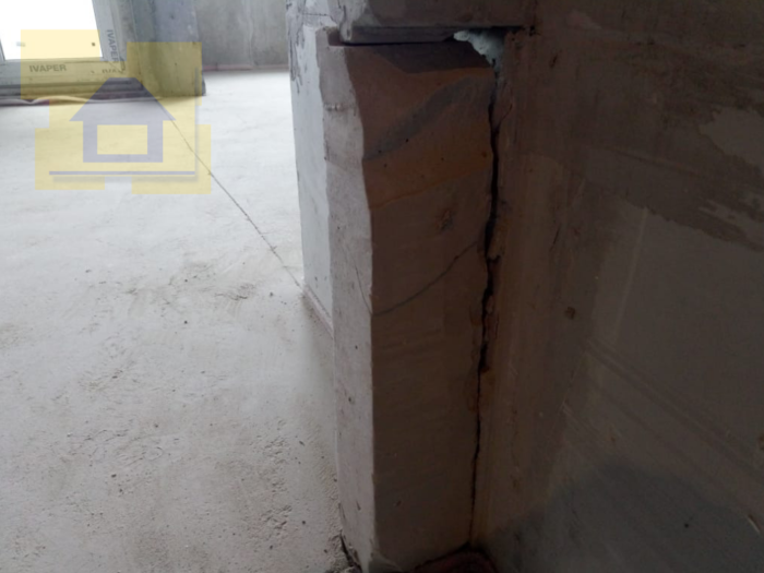 Приёмка квартиры в ЖК Правый Берег 3: Не закреплен нижний блок стены у дверного проема