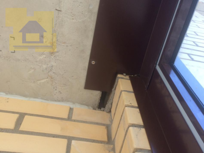 Приёмка квартиры в ЖК Две Столицы: На потолке и в полу щели (нащельник не перекрывает), отсутствует изоляция
