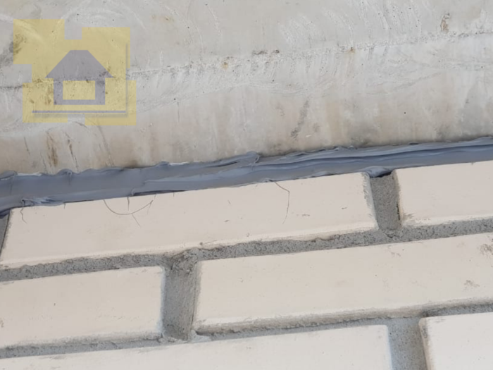 Приёмка квартиры в ЖК Весна 3: Примыкания кирпичной кладки и плиты перекрытия не герметичны
