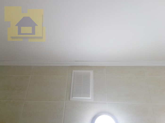 Приёмка квартиры в ЖК Гринландия: Щель на стыке потолочной галтели и потолка, галтель испачкана краской