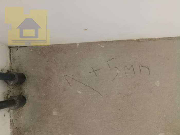Приёмка квартиры в ЖК Вернисаж: Стяжка в углу, перепад на 1 м 5 мм