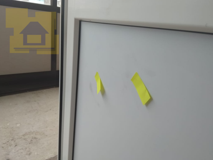 Приёмка квартиры в ЖК Чистое Небо: Вмятины и сквозное повреждение сендвич панели балконной двери