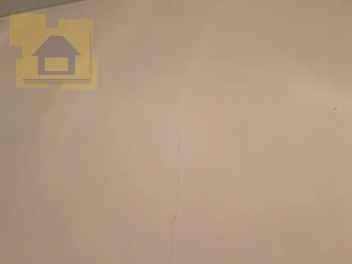 Приёмка квартиры в ЖК Я-Романтик: Трещина в шпаклевочном слое, на всю высоту стены