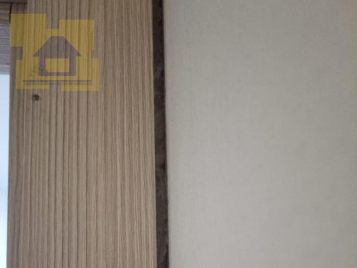 Приёмка квартиры в ЖК Я-Романтик: Сквозная щель между наличником двери на кухню и стеной