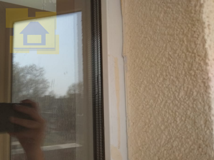 Приёмка квартиры в ЖК Невская Звезда: Оконный профиль испачкан краской и монтажной пеной