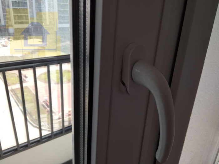 Приёмка квартиры в ЖК Калейдоскоп: Ручка окна расколотая