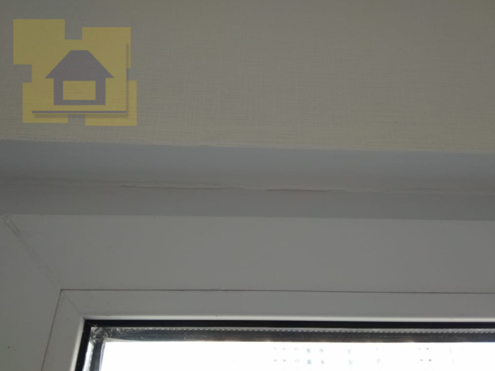 Приёмка квартиры в ЖК Цивилизация: Щели и трещины на примыкании откоса к профилю окна 