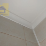 Приёмка квартиры в ЖК Цивилизация: Щели и пропуски по примыкания галтели к потолку и стенам, неравномерно покрашена потолочная галтель 