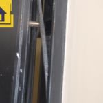 Приёмка квартиры в ЖК Ренессанс: Уплотнитель двери не приклеен в паз