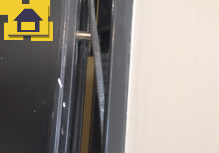 Приёмка квартиры в ЖК Ренессанс: Уплотнитель двери не приклеен в паз