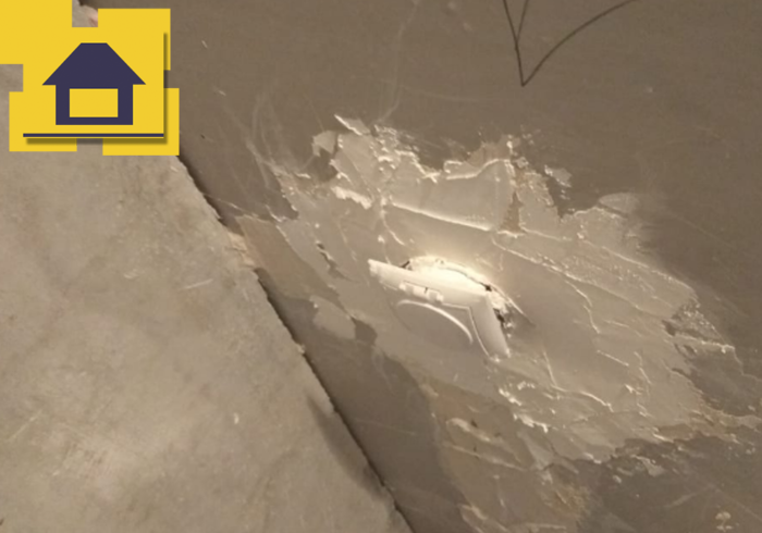Приёмка квартиры в ЖК Краски Лета: Розетка не утоплена в стену, выпадает 