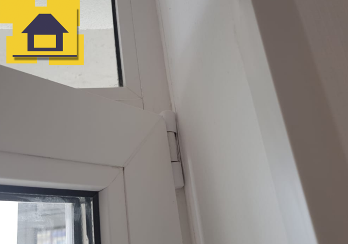 Приёмка квартиры в ЖК Краски Лета: Отсутствует зазор между откосом и дверной петлёй