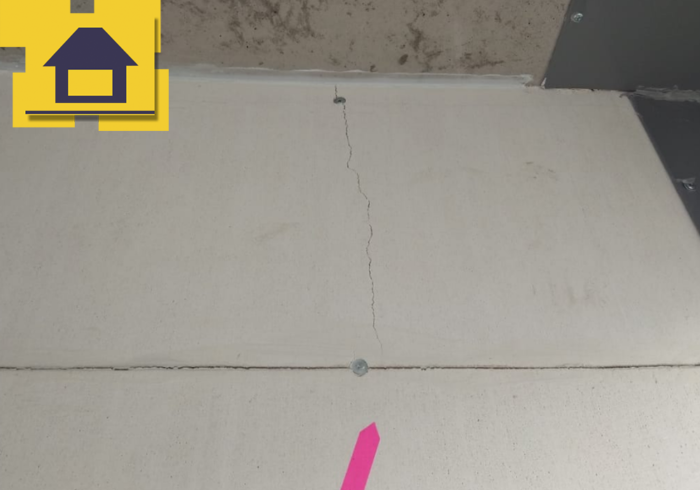 Приёмка квартиры в ЖК Краски Лета: Трещины, повреждения на перегородке балкона 