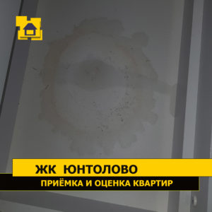 Приёмка квартиры в ЖК Юнтолово: Протечка сифона раковины в ванной. Нарушена целостность ящика тумбы под раковиной.