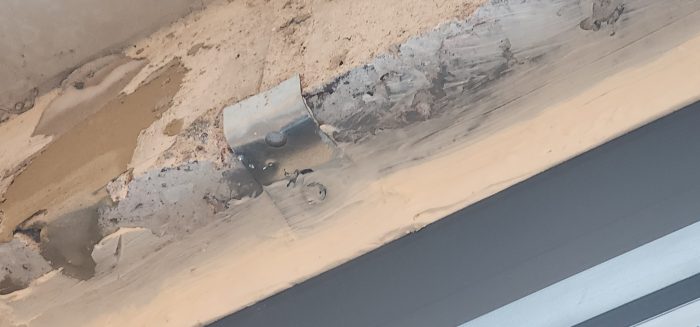 Отчет о приемке 2 км. квартиры в ЖК "Черна Речка ЦДС": Петли оконного блока закреплены на один анкер 