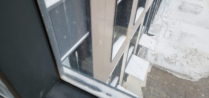 Отчет о приемке 2 км. квартиры в ЖК "Черна Речка ЦДС": На стёклах витражной конструкции присутствуют загрязнения, осмотр 100% не возможен 