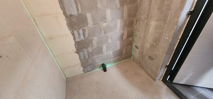 Отчет о приемке 2 км. квартиры в ЖК "Черна Речка ЦДС": Отклонение стены справа от вертикальной плоскости свыше 40 мм