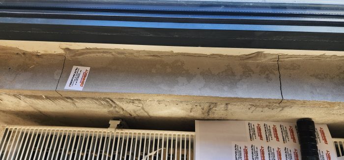 Отчет о приемке 1 км. квартиры в ЖК "Черна Речка ЦДС": Трещины в стяжке под окном 