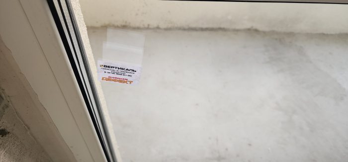 Отчет о приемке 1 км. квартиры в ЖК "Черна Речка ЦДС": Царапины на стеклопакете балконного блока 