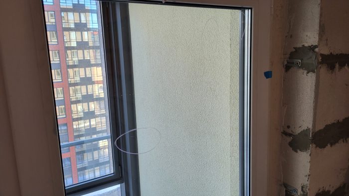Отчет о приемке 2 км. квартиры в ЖК "Черна Речка ЦДС": Царапины верхнего и нижнего стеклопакета балконной двери.